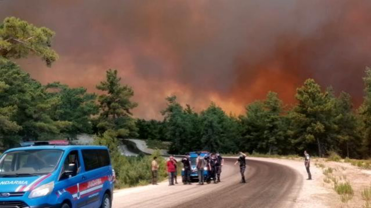 Antalya'da 2 ayrı noktada orman yangını çıktı! 3 mahalle boşaltıldı