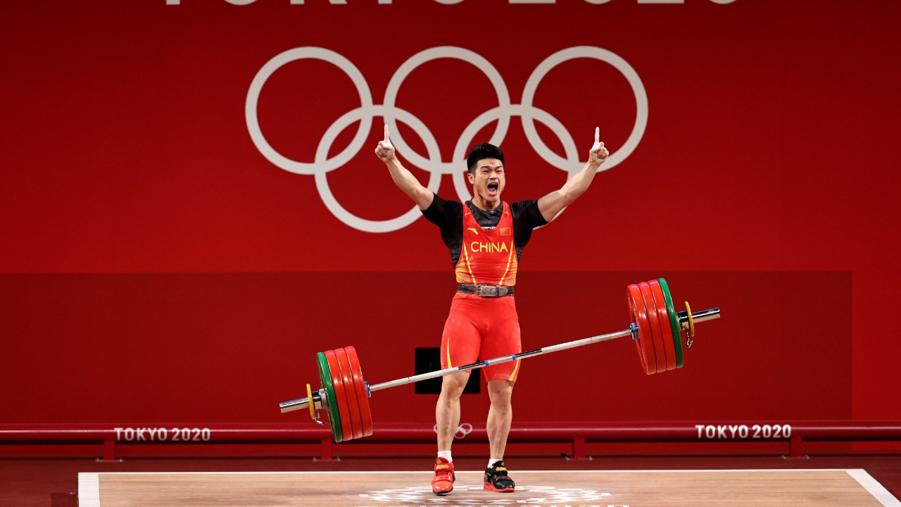 Çinli halterci Shi Zhiyong Tokyo 2020'de 3 olimpiyat rekoru birden kırdı