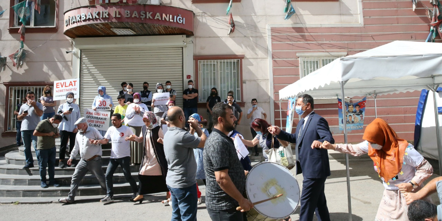 Oğluna kavuşan anne Ayşegül Biçer HDP binası önünde kurban kestirip halay çekti