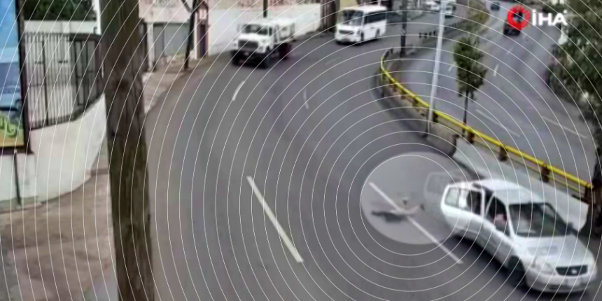 Küçük çocuk seyir halindeki arabadan savrularak yola düştü!