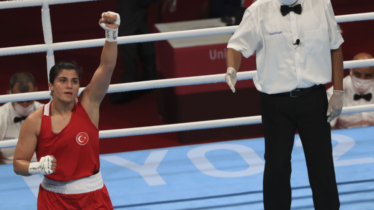 Milli boksör Busenaz Sürmeneli Tokyo 2020'de yarı finale yükselerek madalyayı garantiledi