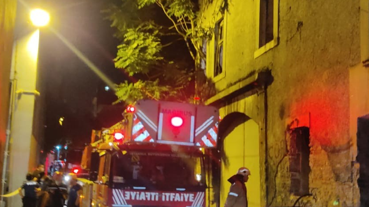 Fatih'te metruk bina çöktü!