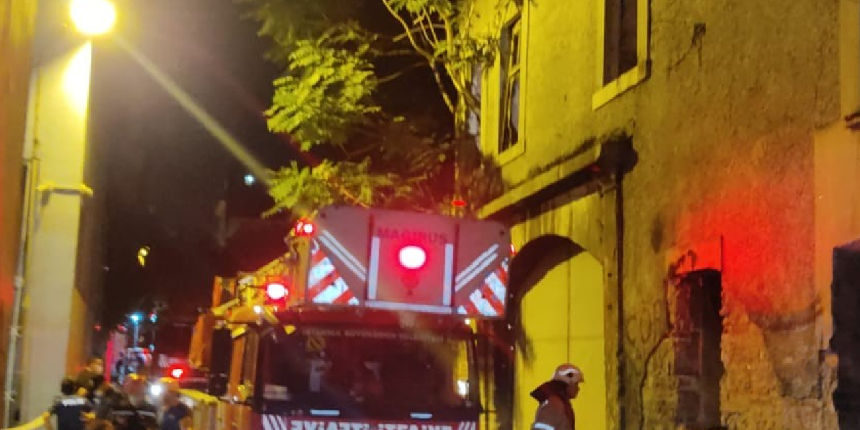 Fatih'te metruk bina çöktü!
