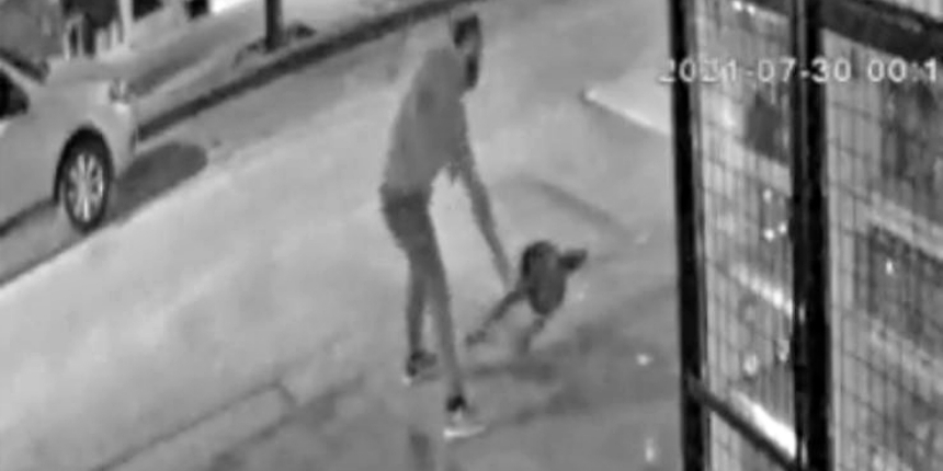 Çöp kovasıyla kavga eden şahıs kameralara takıldı: Gözaltına alındı!