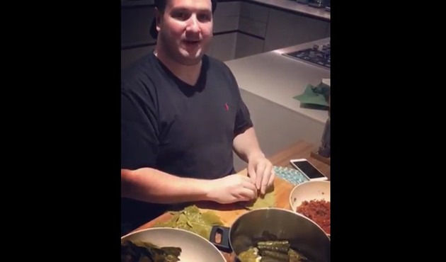 Şahan Gökbakar kendi elleriyle etli dolma sardı / VİDEO