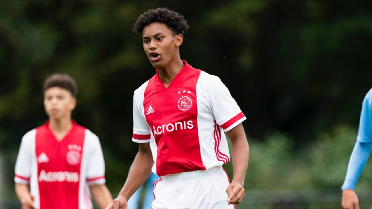 Ajax'ın 16 yaşındaki futbolcusu kardeşiyle birlikte trafik kazasında can verdi