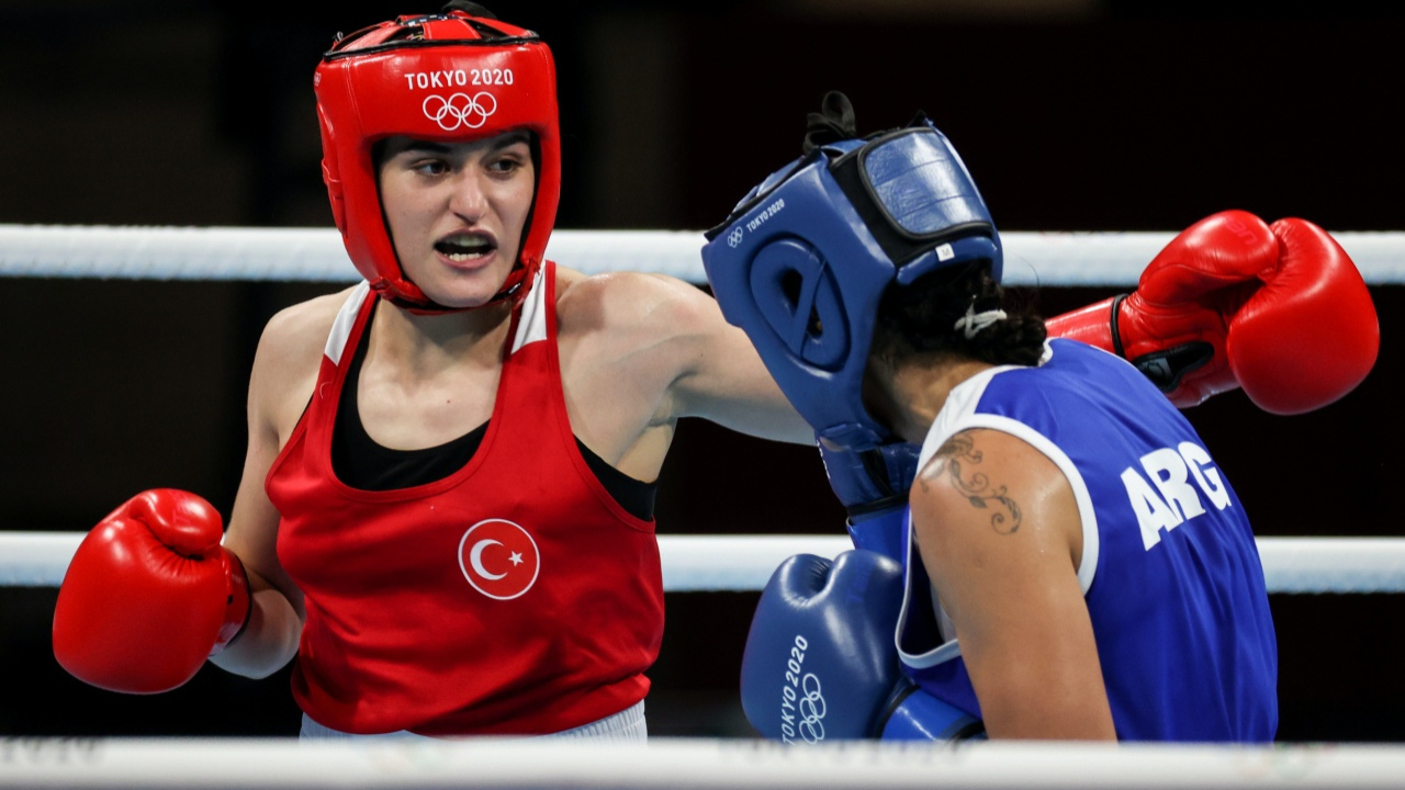 Milli boksör Esra Yıldız, Tokyo 2020'de çeyrek finalde... "Kızlar boks yapamaz algısını yıktık"