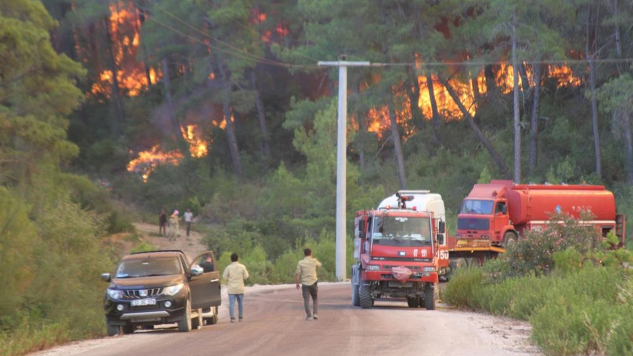 Manavgat'ta yangın sürüyor! Metrelerce yükselen alevler böyle görüntülendi