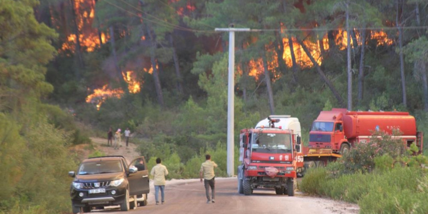 Manavgat'ta yangın sürüyor! Metrelerce yükselen alevler böyle görüntülendi