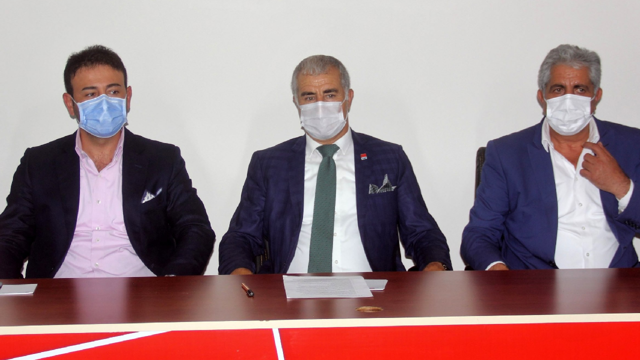 CHP'li Başkanın toplantısında skandal! Gazetecilere çanta içinde para dağıtıldı