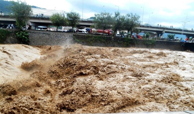 İran'da sel felaketi: 3 ölü, 12 kayıp