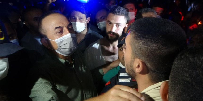 Sabotaj iddiası ortalığı karıştırdı! Öfkeli kalabalığı Bakan Çavuşoğlu sakinleştirdi