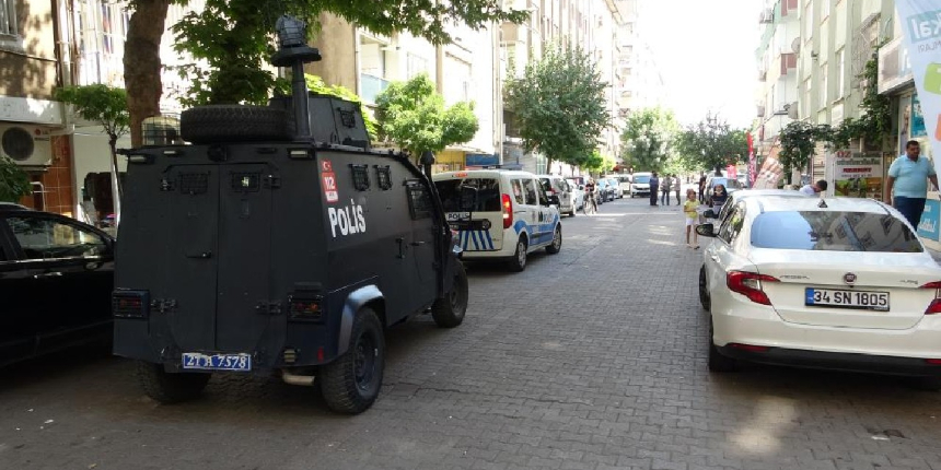 Diyarbakır’da sokak ortasında kurşun yağdırdı