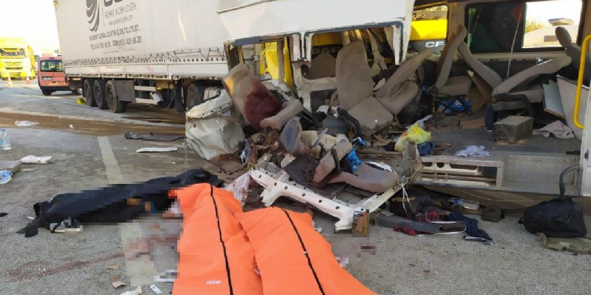 Tır, tarım işçilerini taşıyan minibüse çarptı: 3 ölü, 18 yaralı