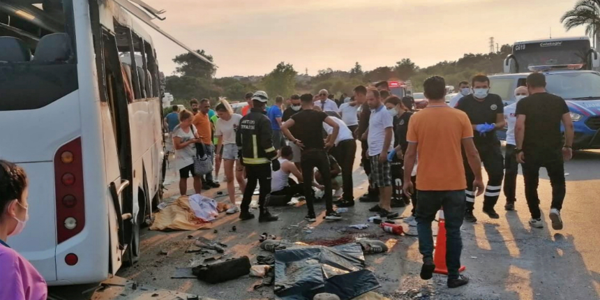 Manavgat'ta tur otobüsü takla attı! 3 turist öldü, 5 yaralı var