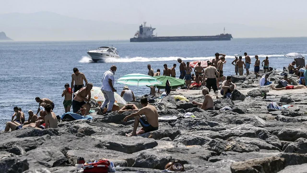 İstanbul'da termometreler 39 dereceyi gördü! Sıcaktan bunalanlar Boğaz'a akın etti