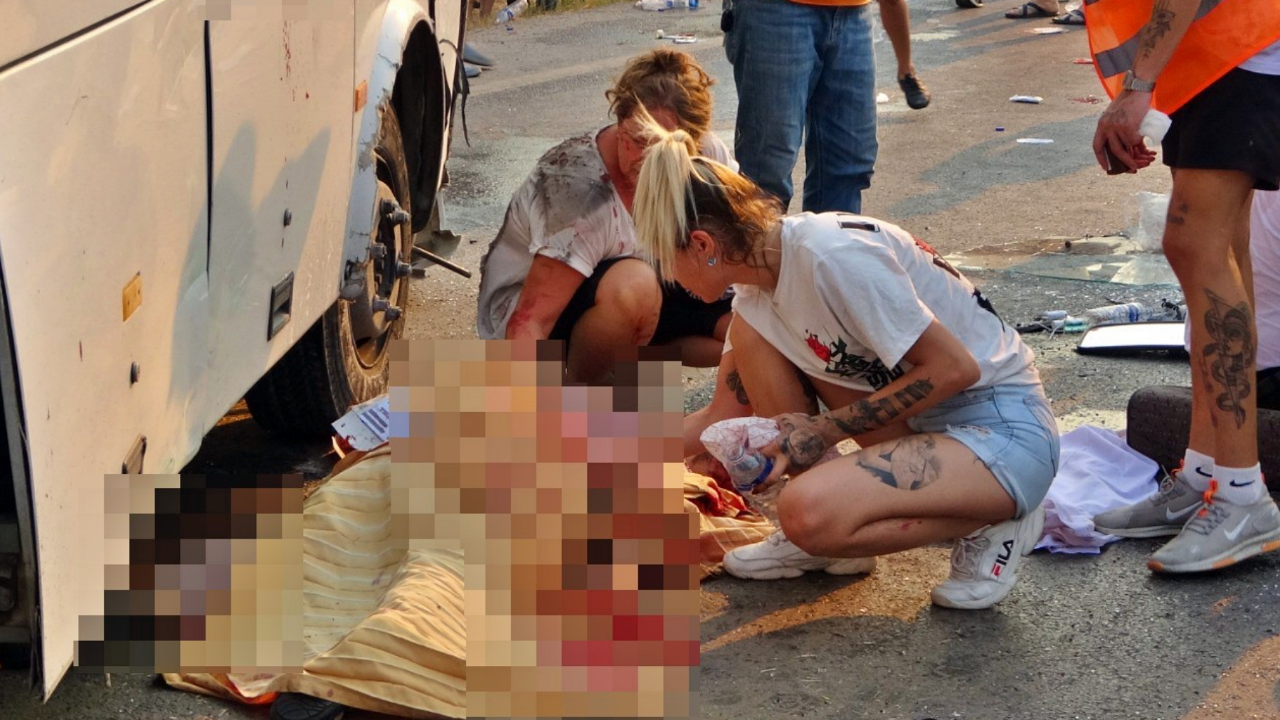 Manavgat'taki midibüs kazasında ölen yakınının yüzünü uzun uzun okşadı
