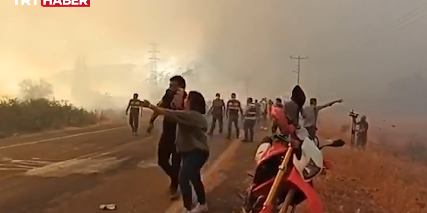 TRT Haber ekibi Hisarönü yangınında alevlerin arasında kaldı
