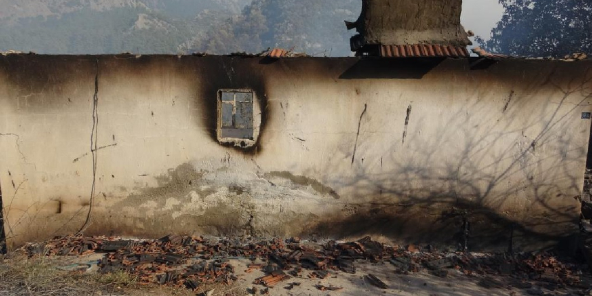 Yazılı Kanyon'daki yangın sürüyor: 15 ev zarar gördü