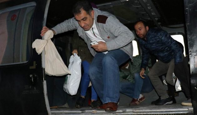 Oy torbaları helikopterle taşındı!