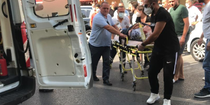 Geri geri giderken yaşlı kadını hastanelik etti