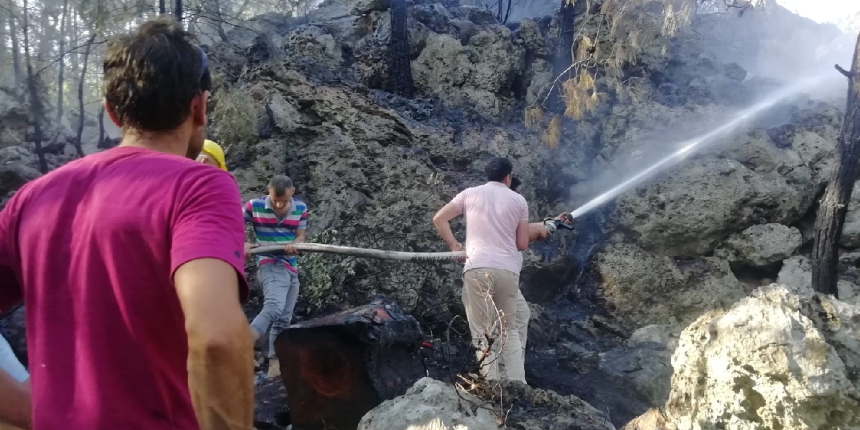 Kemer'de orman yangını çıktı! Vatandaşlar ekiplere yardım için seferber oldu