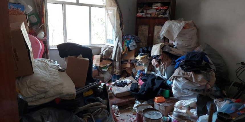 Çöp evden 10 kamyon çöp çıkarıldı