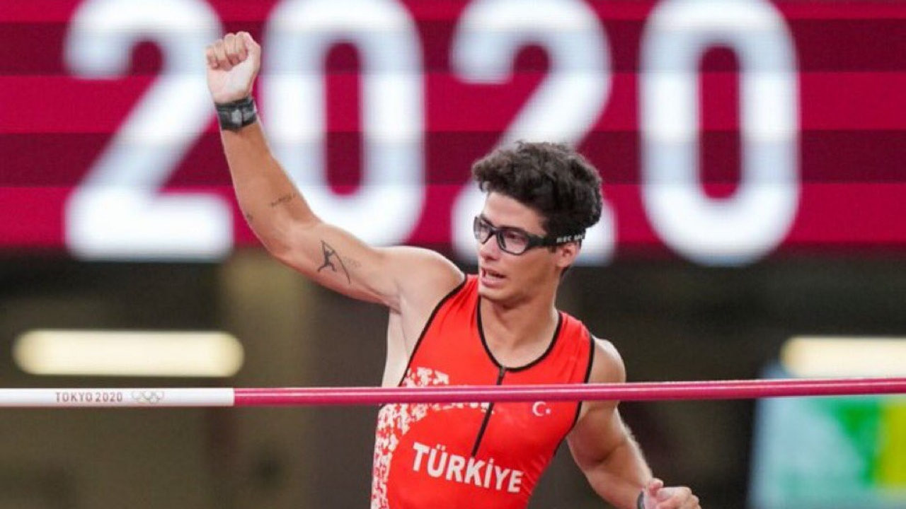 Sırıkla atlamada olimpiyat finali gören ilk Türk atlet Ersu Şaşma, 5.70 atlayarak 10. oldu