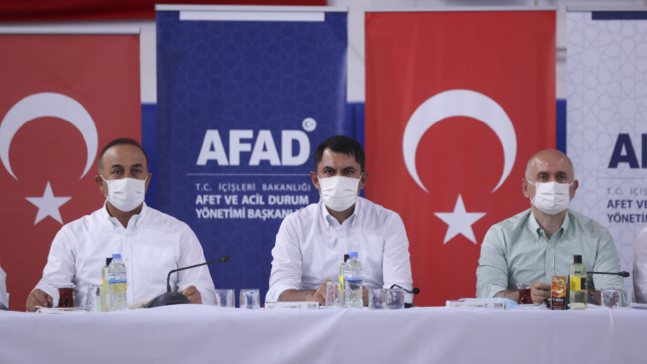 Bakan Çavuşoğlu: Antalya'da 19 noktada yangın başladı, 14'ü kontrol altında