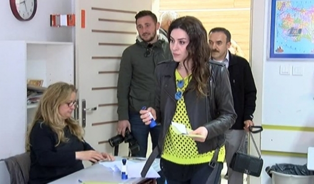 Belçim Bilgin uyanır uyanmaz sandığa geldi!