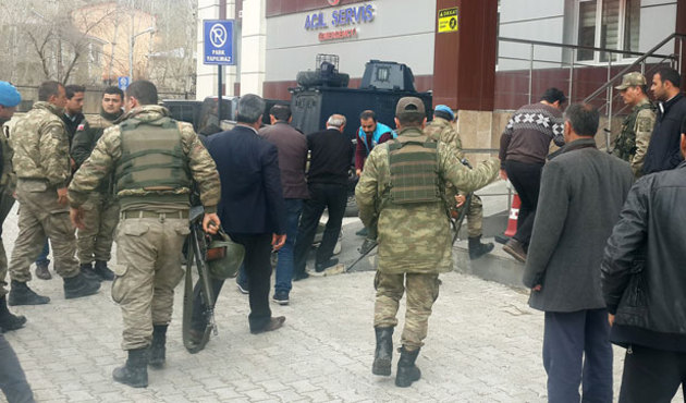 Van'da hain saldırı! Zırhlı aracın geçişi sırasında bomba patladı....