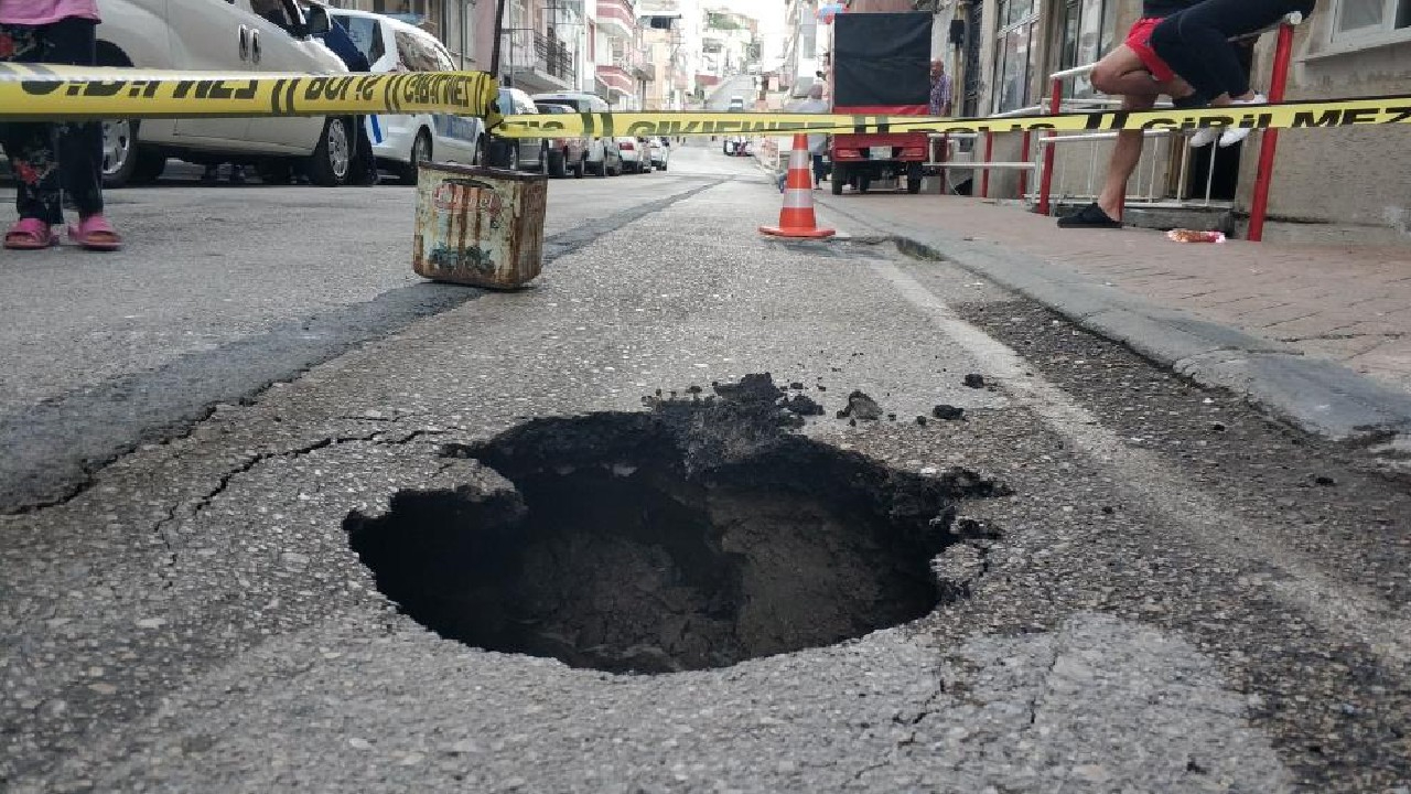 Samsun'da yol çöktü, aracın lastiği içine düştü
