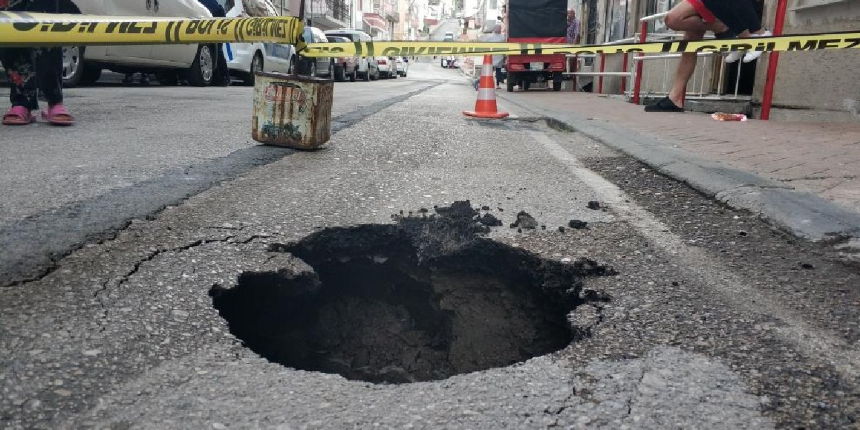 Samsun'da yol çöktü, aracın lastiği içine düştü