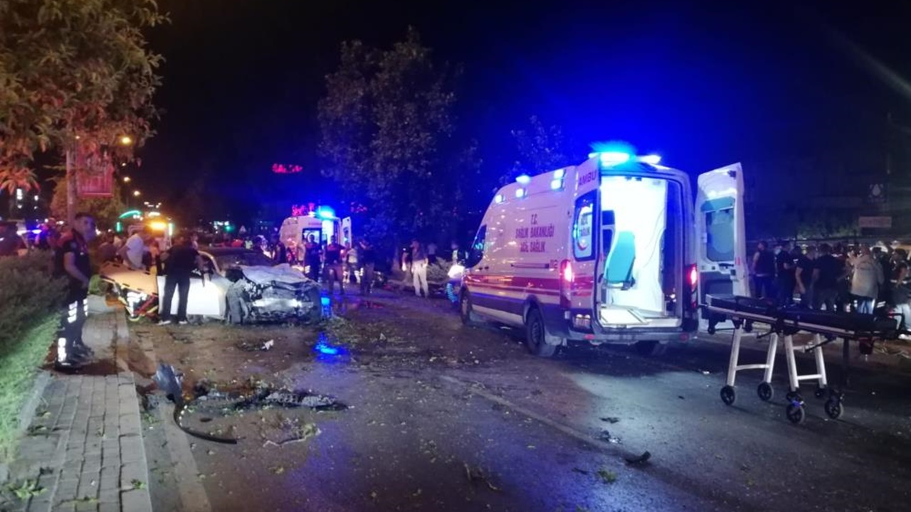 İzmir’de polis aracı ile otomobil çarpıştı!