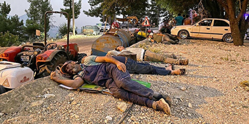 Bu fotoğraf çok şey anlatıyor! Sabahın ilk ışıklarına kadar alevlerle mücadele ettiler...