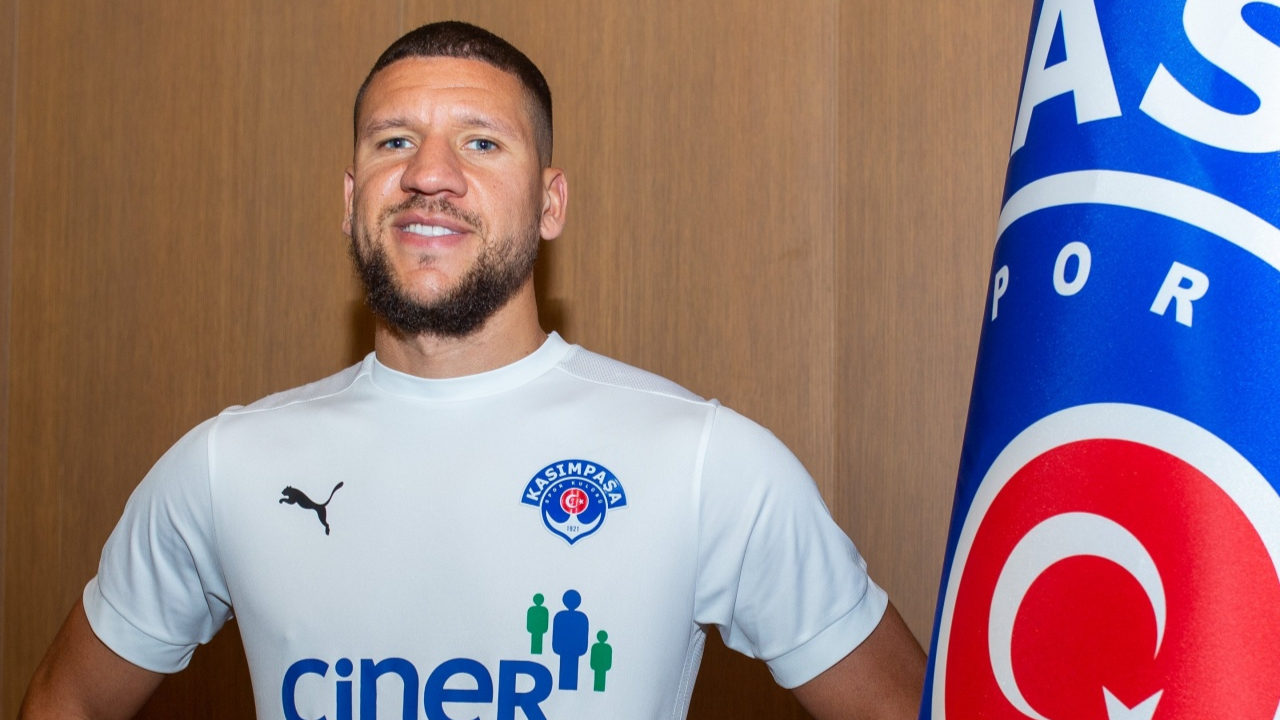 Hollandalı stoper Jeffrey Bruma, Kasımpaşa'da... 29 yaşındaki futbolcu 2+1 yıllık imza attı