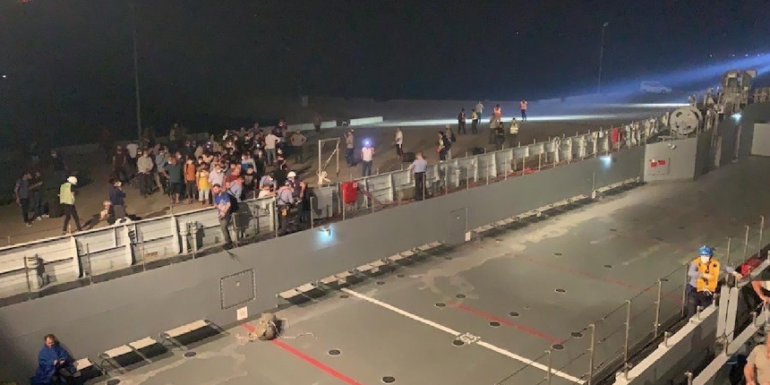 Tahliye edilen Ören'de uzun araç kuyrukları oluştu