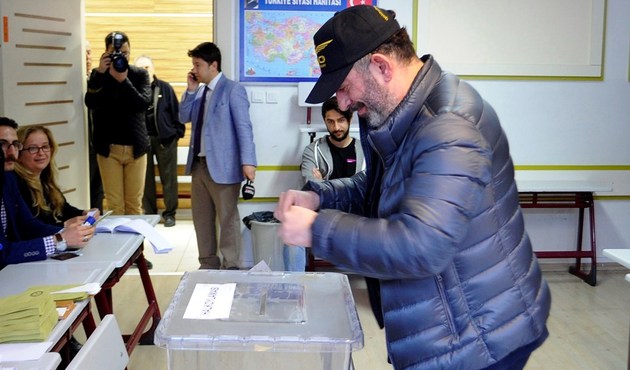 Cem Yılmaz oy kullanmaya elektrikli bisikletle gitti!