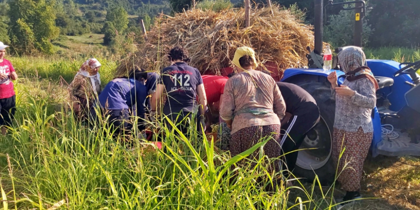 Annesinin kullandığı traktörden düşen İrem, tekerleğin altında kaldı!