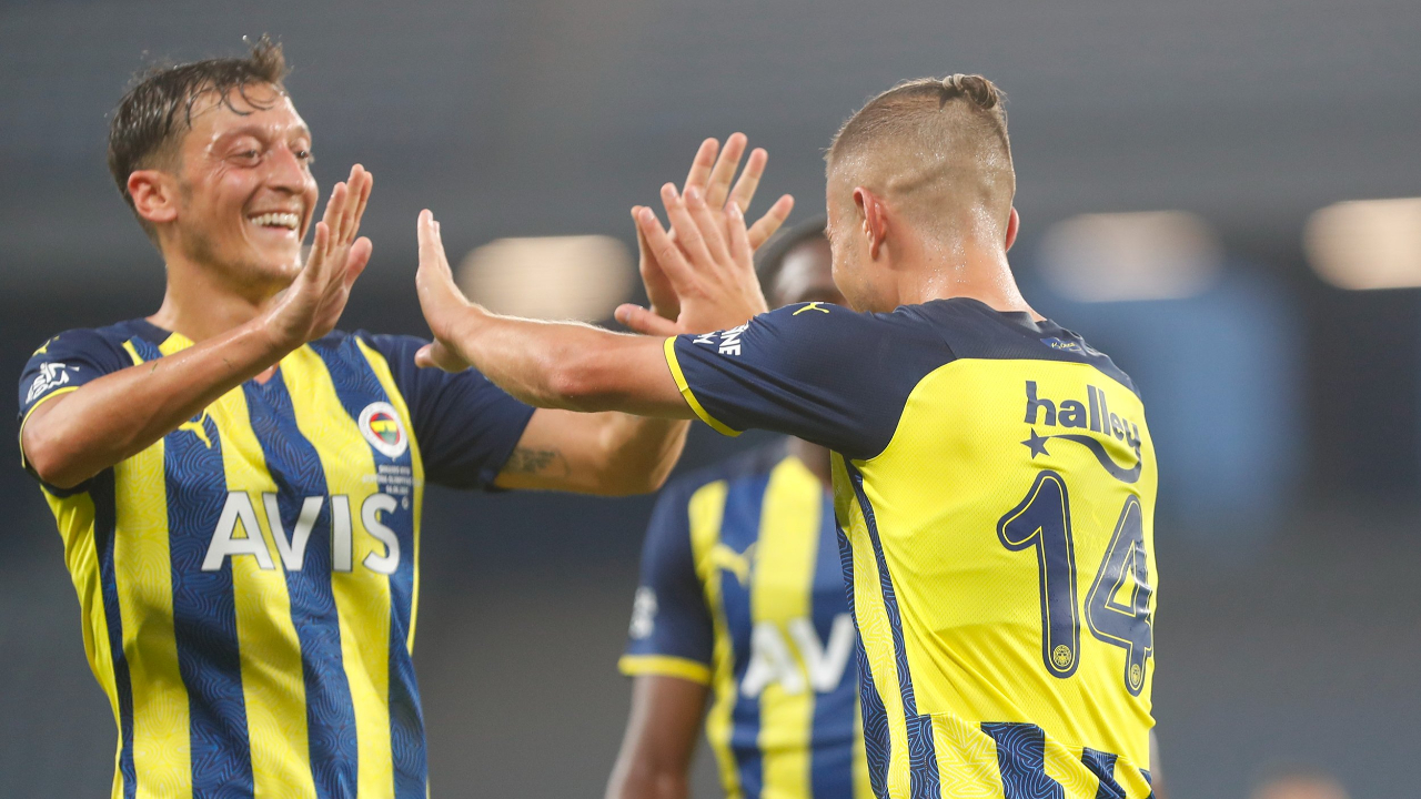 Mesut Özil'den ince işler... Dinamo Kiev maçındaki asisti sosyal medyayı salladı