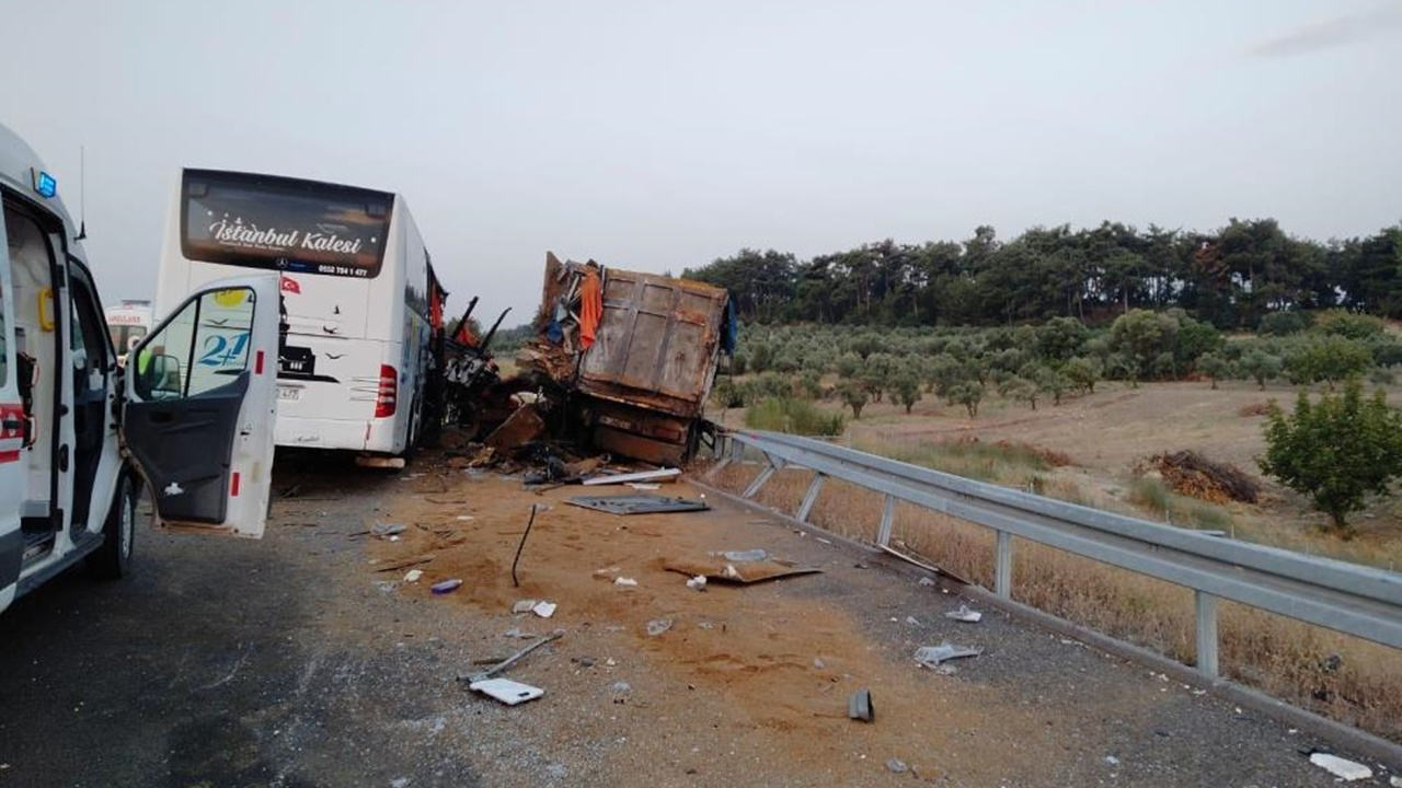 TIR ile otobüs çarpıştı! 6 ölü, 37 yaralı...