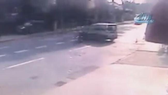 Yeni evli çift motorla otomobile çarptı! Kadın savruldu, erkek metrelerce sürüklendi...