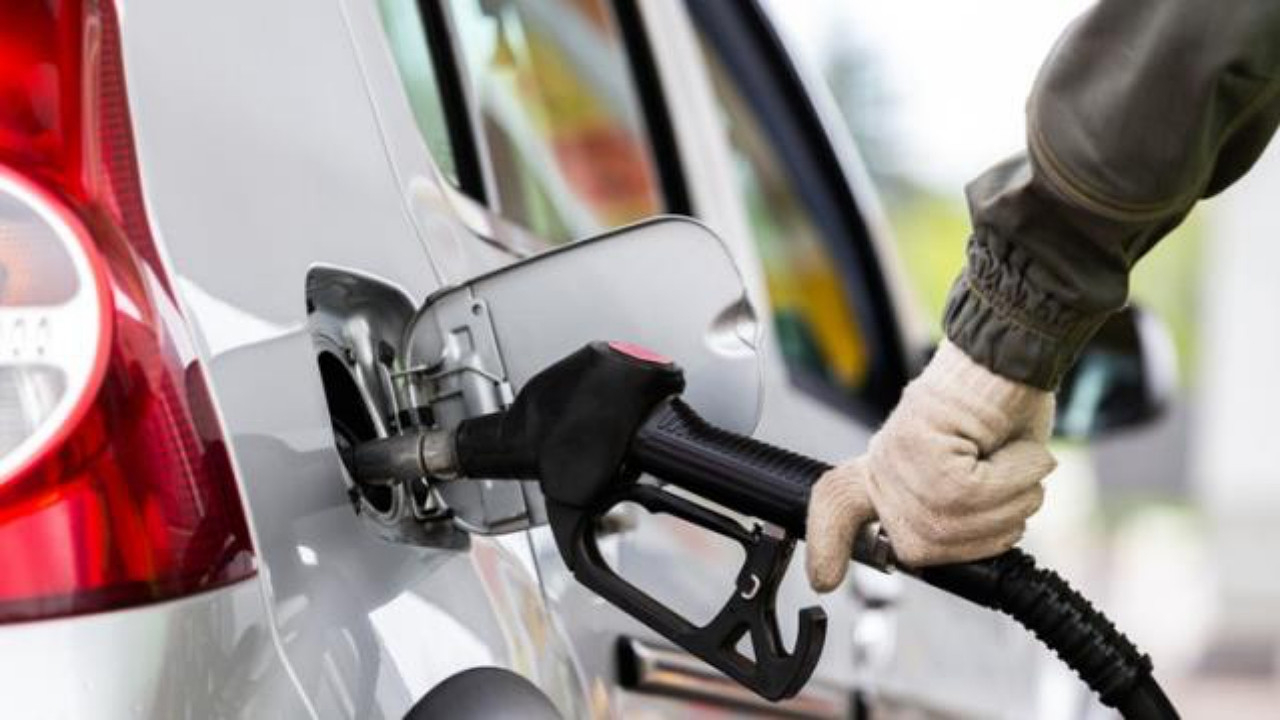 Benzine bu gece yarısından itibaren geçerli olmak üzere 44 kuruş zam geldi!