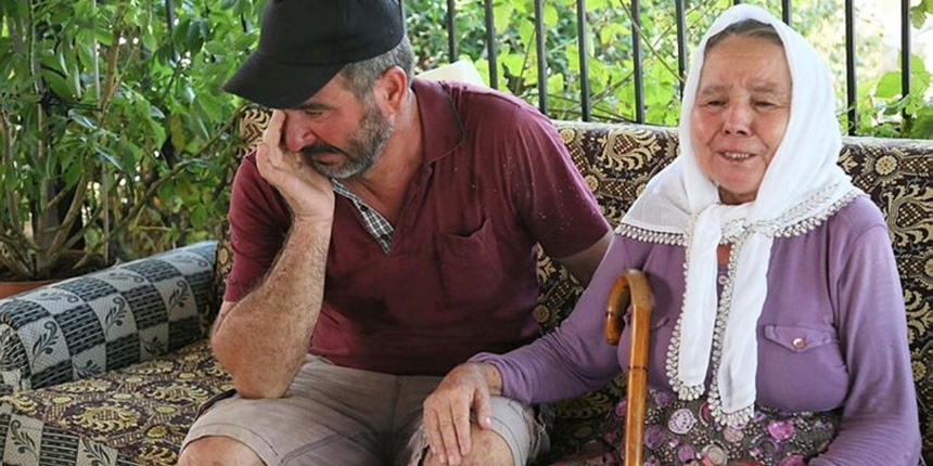 Annesini alevlerden dağlık alanda 600 metre sırtında taşıyarak kurtardı...