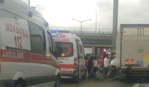 Kamyonet refüje çarptı! TEM otoyolu kilitlendi...