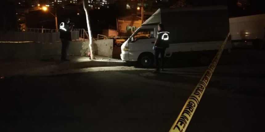 Freni boşalan kamyonet kaldırımda oturan çocuklara çarptı: 1 ölü, 1 yaralı