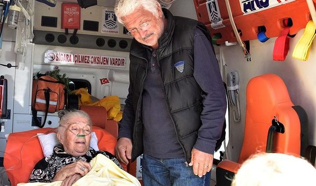 Ünlü oyuncu oy kullanamaya ambulansla geldi!