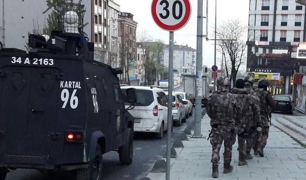 İstanbul'da şafak operasyonu:  Lüks siteye baskın