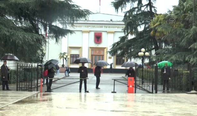 Arnavutluk'ta yarın seçim var ama aday yok!