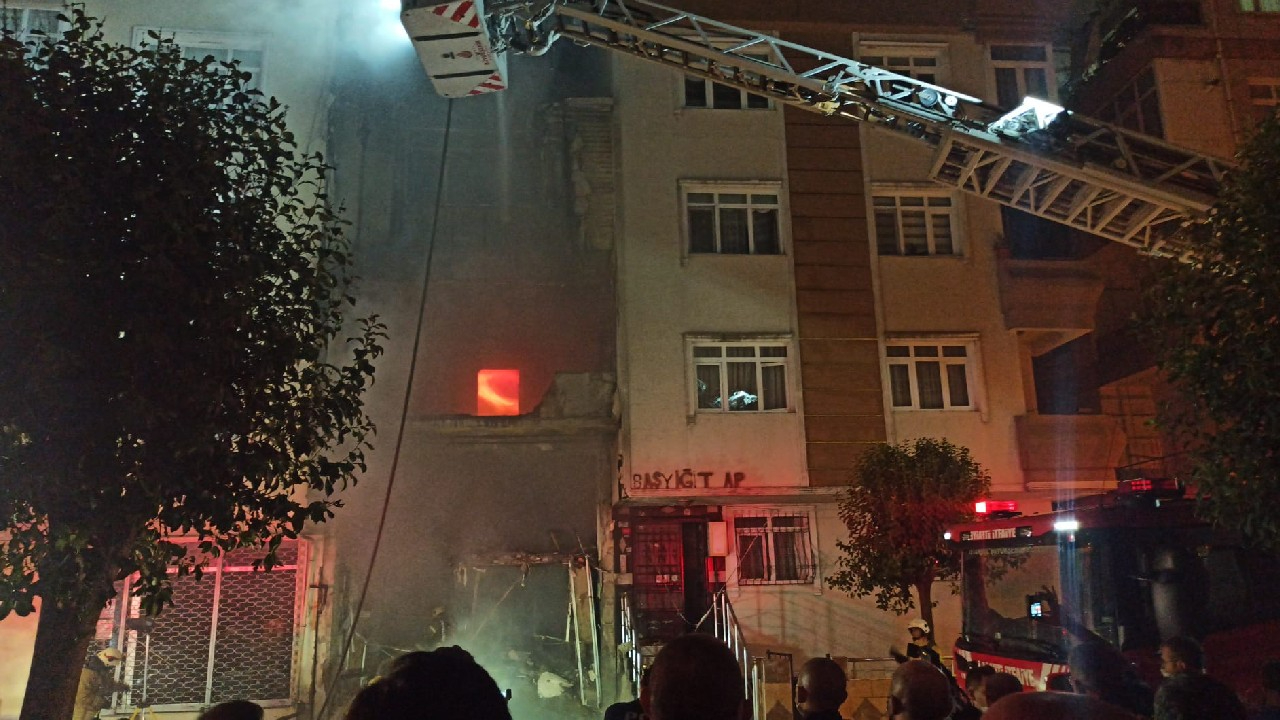 İstanbul'da 3 katlı binada yangın!